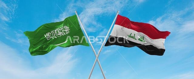 علمان متقاطعان، العراق والسعودية، يرفرفان في مهب الريح تحت سماء ملبدة بالغيوم. يرمزان إلى مفهوم العلاقة والحوار والسفر بين البلدين. رسم توضيحي ثلاثي الأبعاد.