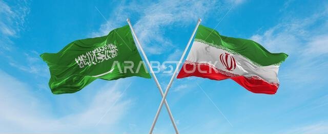 علمان متقاطعان، إيران والسعودية، يرفرفان في مهب الريح تحت سماء ملبدة بالغيوم. يرمز هذا إلى مفهوم العلاقة والحوار والسفر بين البلدين. رسم توضيحي ثلاثي الأبعاد.