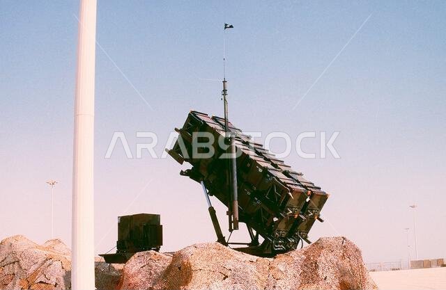 A partially camouflaged M-109 launching station for the MIM-104 Patriot missile stands ready for use during Operation Desert Shield. Subject Operation/Series: DESERT SHIELD Base: Jubail Country: Saudi Arabia (SAU)