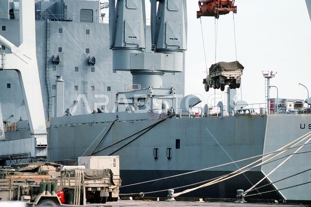 رافعة تُنزل شاحنة نقل بضائع من طراز M-35A2 حمولتها 2.5 طن على متن سفينة شحن مركبات سريعة الاستجابة، وذلك أثناء تحميل معدات الفرقة 24 مشاة (ميكانيكية) تمهيداً لنشرها في المملكة العربية السعودية لدعم عملية درع الصحراء. العملية/السلسلة: درع الصحراء، القاعدة: سافانا، الولاية: جورجيا، الدولة: الولايات المتحدة الأمريكية.