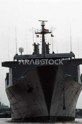 دخلت سفينة الشحن السريع للمركبات، يو إس إن إس ريغولوس (T-AKR-292)، الميناء لتحميل معدات الفرقة 24 مشاة (ميكانيكية) تمهيداً لنشرها في المملكة العربية السعودية لدعم عملية درع الصحراء. العملية/السلسلة: درع الصحراء. القاعدة: سافانا. الولاية: جورجيا. الدولة: الولايات المتحدة الأمريكية. دخلت سفينة الشحن السريع للمركبات، يو إس إن إس ريغولوس (T-AKR-292)، الميناء لتحميل معدات الفرقة 24 مشاة (ميكانيكية) تمهيداً لنشرها في المملكة العربية السعودية لدعم عملية درع الصحراء. العملية/السلسلة: درع الصحراء. القاعدة: سافانا. الولاية: جورجيا. الدولة: الولايات المتحدة الأمريكية.