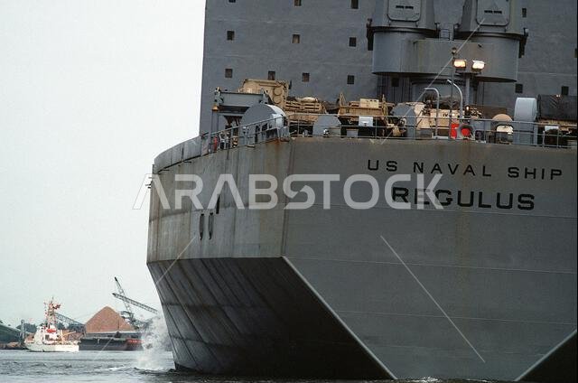 غادرت سفينة الشحن السريع للمركبات "يو إس إن إس ريغولوس" (T-AKR-292) الميناء بعد تحميلها بمعدات الفرقة 24 مشاة (ميكانيكية) متجهةً إلى المملكة العربية السعودية لدعم عملية درع الصحراء. العملية/السلسلة: درع الصحراء. القاعدة: سافانا. الولاية: جورجيا. الدولة: الولايات المتحدة الأمريكية.