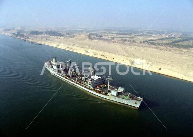 تعبر ناقلة النفط يو إس إس نيوشو (AO-143) قناة السويس في طريقها إلى المملكة العربية السعودية لدعم عملية درع الصحراء. العملية/السلسلة: درع الصحراء. الدولة: مصر (EGY).