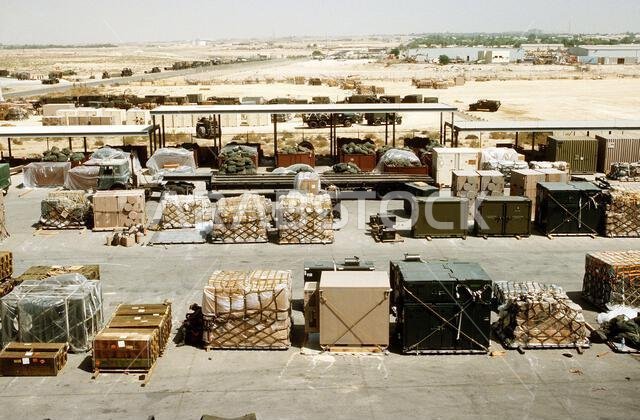 تُخزَّن منصات نقالة وحاويات معدات في منطقة دعم لوجستي خلال عملية درع الصحراء. العملية/السلسلة: درع الصحراء. الدولة: المملكة العربية السعودية. تُخزَّن منصات نقالة وحاويات معدات في منطقة دعم لوجستي خلال عملية درع الصحراء. العملية/السلسلة: درع الصحراء. الدولة: المملكة العربية السعودية.