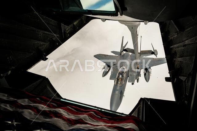 يراقب طيارون من الجناح الجوي الاستكشافي 378 طائرة إف-15 إيجل أثناء تزويدها بالوقود بواسطة طائرة كي سي-10 إكستندر، التابعة لسرب التزود بالوقود الجوي الاستكشافي 908، خلال رحلة تعريفية فوق منطقة مسؤولية القيادة المركزية للقوات الجوية الأمريكية، في 27 أبريل 2022. كان الهدف من الرحلة التعريفية تعريف طياري الجناح الجوي الاستكشافي 378 بمهام الطيران التي يقوم بها الجناح، والذين لا تتاح لهم عادةً فرصة مشاهدتها عن كثب. (صورة من سلاح الجو الأمريكي/الرقيب أول نوح ج. تانسر) يراقب طيارون من الجناح الجوي الاستكشافي 378 طائرة إف-15 إيجل أثناء تزويدها بالوقود بواسطة طائرة كي سي-10 إكستندر، التابعة لسرب التزود بالوقود الجوي الاستكشافي 908، خلال رحلة تعريفية فوق منطقة مسؤولية القيادة المركزية للقوات الجوية الأمريكية، في 27 أبريل 2022. كان الهدف من الرحلة التعريفية تعريف طياري الجناح الجوي الاستكشافي 378 بمهام الطيران التي يقوم بها الجناح، والذين لا تتاح لهم عادةً فرصة مشاهدتها عن كثب. (صورة من سلاح الجو الأمريكي/الرقيب أول نوح ج. تانسر)