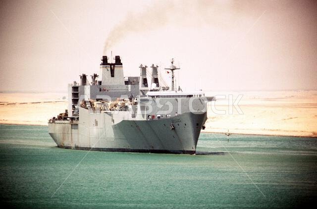 تعبر سفينة نقل المركبات السريعة الاستجابة، يو إس إن إس بيلا تريكس (T-AKR-288)، قناة السويس لنقل المعدات إلى المملكة العربية السعودية لدعم عملية درع الصحراء. العملية/السلسلة: درع الصحراء. الدولة: مصر (EGY). تعبر سفينة نقل المركبات السريعة الاستجابة، يو إس إن إس بيلا تريكس (T-AKR-288)، قناة السويس لنقل المعدات إلى المملكة العربية السعودية لدعم عملية درع الصحراء. العملية/السلسلة: درع الصحراء. الدولة: مصر (EGY).