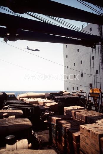 طائرة من طراز P-3 أوريون تحلق فوق سفينة الشحن السريع للمركبات USNS REGULUS (T-AKR-292) أثناء توجهها إلى المملكة العربية السعودية لتسليم معدات لدعم عملية درع الصحراء. العملية/السلسلة: درع الصحراء. الدولة: غير معروفة.
