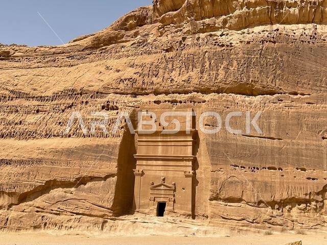 لقطة مقرّبة للمقبرة في العلا، المملكة العربية السعودية
