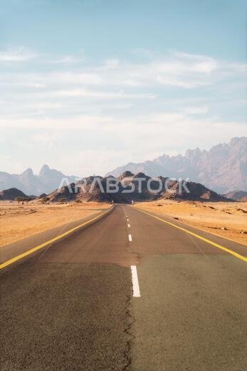 طريق عبر الصحراء في المملكة العربية السعودية، تم التقاط الصورة في مايو 2022