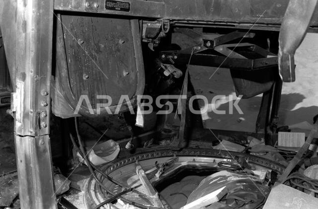 صورة داخلية لمركبة هامفي (HMMWV) متعددة الأغراض عالية الحركة من طراز M998 مقلوبة، مع حلقة رشاش في سقف المركبة، من الباب الخلفي. الدولة: المملكة العربية السعودية (SAU) صورة داخلية لمركبة هامفي (HMMWV) متعددة الأغراض عالية الحركة من طراز M998 مقلوبة، مع حلقة رشاش في سقف المركبة، من الباب الخلفي. الدولة: المملكة العربية السعودية (SAU)