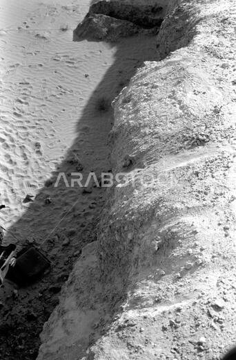 علامات على حافة الجرف حيث سقطت مركبة هامفي (HMMWV) عالية الحركة من الحافة. الدولة: المملكة العربية السعودية. علامات على حافة الجرف حيث سقطت مركبة هامفي (HMMWV) عالية الحركة من الحافة. الدولة: المملكة العربية السعودية.