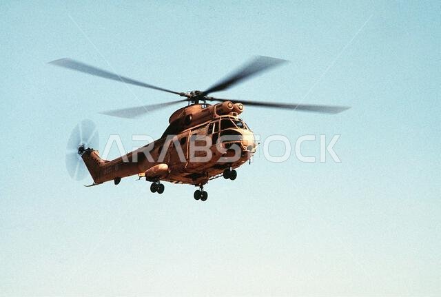 تحلق مروحية بريطانية من طراز HC. Mark 1 Puma فوق مطار المدينة خلال عملية درع الصحراء. موضوع العملية/السلسلة: درع الصحراء، القاعدة: الجبيل، الدولة: المملكة العربية السعودية. تحلق مروحية بريطانية من طراز HC. Mark 1 Puma فوق مطار المدينة خلال عملية درع الصحراء. موضوع العملية/السلسلة: درع الصحراء، القاعدة: الجبيل، الدولة: المملكة العربية السعودية.