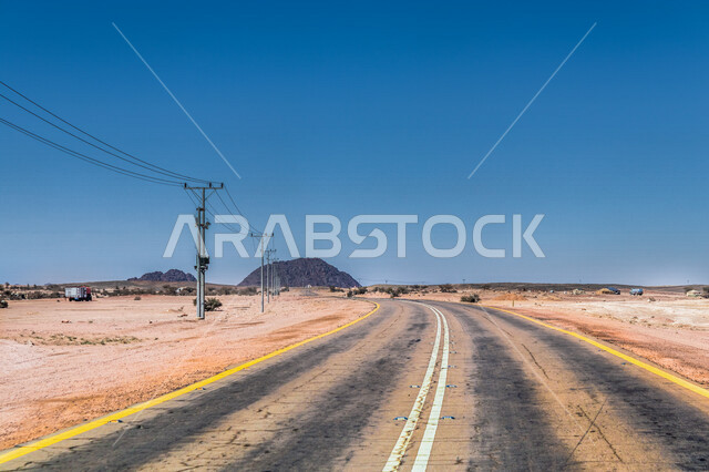 صورة لخط السير السريع وسط الصحراء ، طريق صحراوي ، طريق اسفلتي سريع بين الكثبان الرملية ، طرق صحراوية في السعودية ، المناطق الصحراوية في المملكة العربية السعودية