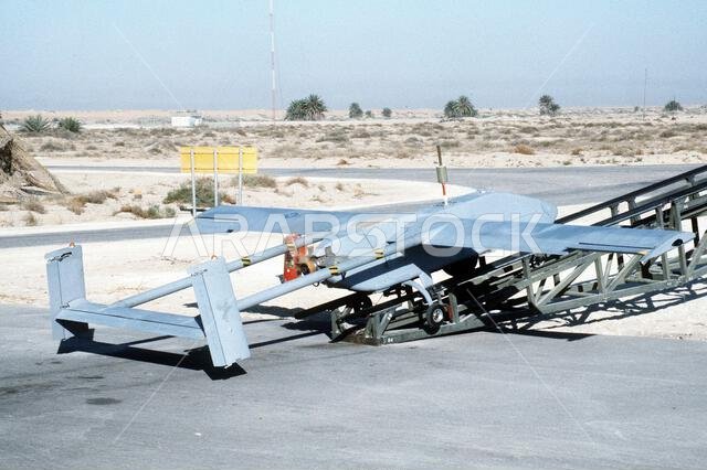 مركبة بايونير المُسيّرة عن بُعد (RPV) التابعة للفصيلة الثالثة للمركبات المُسيّرة عن بُعد في سلاح مشاة البحرية الأمريكية، تقف أسفل منصة إطلاقها قبل إقلاعها خلال عملية درع الصحراء. العملية/السلسلة: درع الصحراء، الدولة: المملكة العربية السعودية. مركبة بايونير المُسيّرة عن بُعد (RPV) التابعة للفصيلة الثالثة للمركبات المُسيّرة عن بُعد في سلاح مشاة البحرية الأمريكية، تقف أسفل منصة إطلاقها قبل إقلاعها خلال عملية درع الصحراء. العملية/السلسلة: درع الصحراء، الدولة: المملكة العربية السعودية.