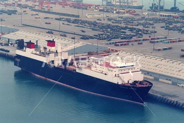 تقف السفينة "أميركان كوندور"، المستأجرة من قبل قيادة النقل البحري العسكري، على رصيف ميناء خلال عملية درع الصحراء. العملية/السلسلة: درع الصحراء. القاعدة: ميناء الجبيل. الدولة: المملكة العربية السعودية.