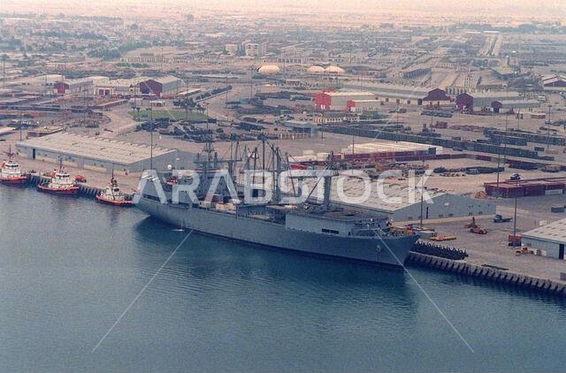 ترسو سفينة الإمداد الجوي يو إس إن إس كورتيس (T-AVB-A4) على الرصيف خلال عملية درع الصحراء. العملية/السلسلة: درع الصحراء. القاعدة: ميناء الجبيل. الدولة: المملكة العربية السعودية.