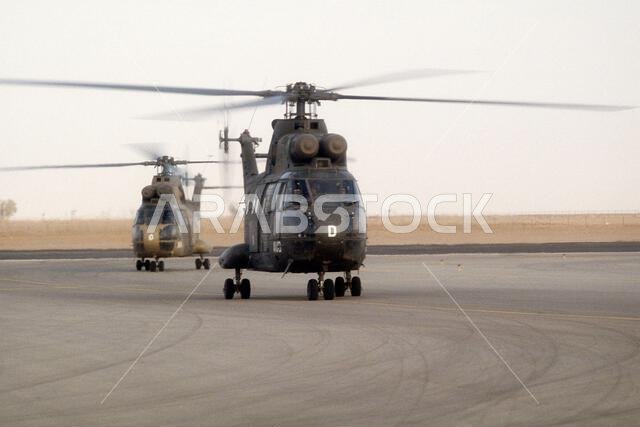 طائرات الهليكوبتر من طراز SA.330 بوما التابعة للجيش الفرنسي تسير على مدرج المطار بعد إتمام مهمة خلال عملية درع الصحراء. موضوع العملية/السلسلة: درع الصحراء، الدولة: المملكة العربية السعودية.