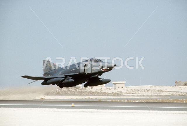 طائرة فانتوم 2 من طراز RF-4C تابعة للجناح 117 للاستطلاع التكتيكي تقلع خلال عملية درع الصحراء. موضوع العملية/السلسلة: درع الصحراء، الدولة: المملكة العربية السعودية.
