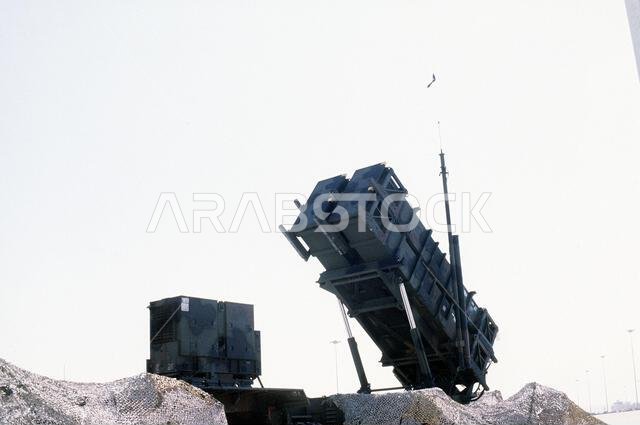 منصة إطلاق صواريخ باتريوت MIM-104 من طراز M-109، مموهة جزئياً، جاهزة للاستخدام خلال عملية درع الصحراء. العملية/السلسلة: درع الصحراء. القاعدة: الجبيل. الدولة: المملكة العربية السعودية. منصة إطلاق صواريخ باتريوت MIM-104 من طراز M-109، مموهة جزئياً، جاهزة للاستخدام خلال عملية درع الصحراء. العملية/السلسلة: درع الصحراء. القاعدة: الجبيل. الدولة: المملكة العربية السعودية.