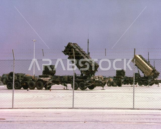 منصات إطلاق صواريخ باتريوت M-109 جاهزة للاستخدام خلال عملية درع الصحراء. العملية/السلسلة: عاصفة الصحراء. القاعدة: الجبيل. الدولة: المملكة العربية السعودية. منصات إطلاق صواريخ باتريوت M-109 جاهزة للاستخدام خلال عملية درع الصحراء. العملية/السلسلة: عاصفة الصحراء. القاعدة: الجبيل. الدولة: المملكة العربية السعودية.