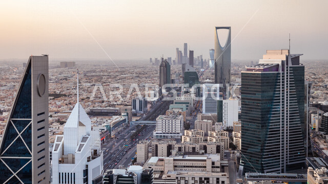 صورة إبداعية من الاعلى لمدينة الرياض ، الأبراج و ناطحات السحاب ، الفن الهندسي المعماري بالسعودية ، معالم سياحية مشهورة بالرياض في المملكة العربية السعودية ، طرق وشوارع الرياض ، السياحة في السعودية