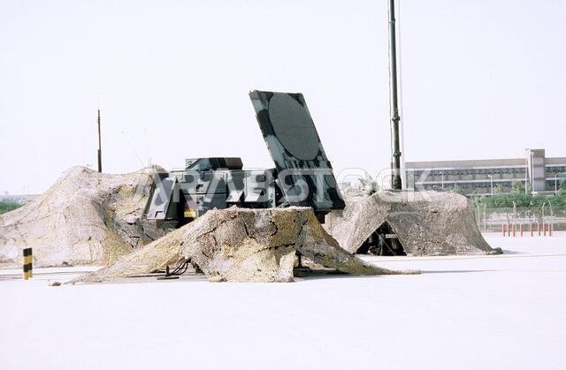 منصة إطلاق صواريخ باتريوت MIM-104 من طراز M-109، مموهة جزئيًا، مزودة برادار AN/MPQ-53، موجودة في منطقة انتظار خلال عملية درع الصحراء. العملية/السلسلة: درع الصحراء. القاعدة: الجبيل. الدولة: المملكة العربية السعودية.