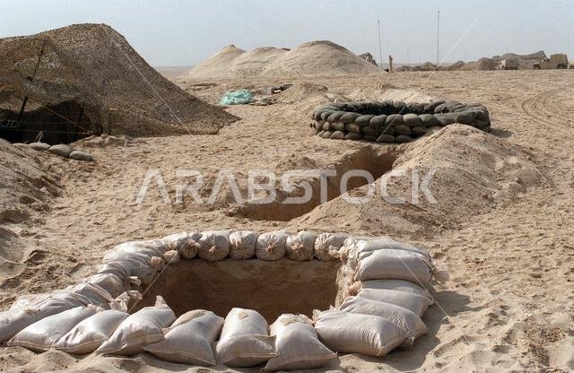 صورة لمواقع القتال الدفاعية في مركز عمليات القتال التابع للفوج الثالث من مشاة البحرية، الفرقة الأولى من مشاة البحرية، خلال عملية درع الصحراء. الموضوع: عملية/سلسلة: درع الصحراء. الدولة: المملكة العربية السعودية.