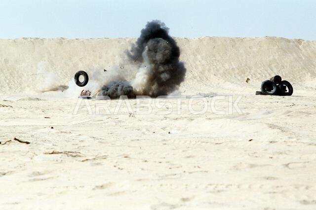 تدمر قذيفة من قاذفة صواريخ مضادة للدبابات خفيفة من طراز M-72 هدفًا في ميدان أبو حيدر للرماية، بينما يجري جنود مشاة البحرية من الفصيلة السابعة، سرية الاستطلاع الأولى، وجنود بريطانيون من حرس الملكة دراغون تدريبات على الأسلحة خلال عملية درع الصحراء. الموضوع: عملية/سلسلة: درع الصحراء، الدولة: المملكة العربية السعودية. تدمر قذيفة من قاذفة صواريخ مضادة للدبابات خفيفة من طراز M-72 هدفًا في ميدان أبو حيدر للرماية، بينما يجري جنود مشاة البحرية من الفصيلة السابعة، سرية الاستطلاع الأولى، وجنود بريطانيون من حرس الملكة دراغون تدريبات على الأسلحة خلال عملية درع الصحراء. الموضوع: عملية/سلسلة: درع الصحراء، الدولة: المملكة العربية السعودية.