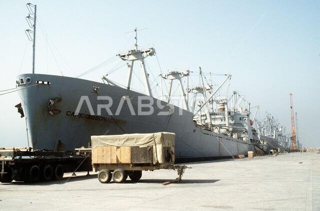 ترسو سفينة الشحن الأمريكية "يو إس إن إس كيب جيبسون" (T-AK-5051) على الرصيف استعدادًا لتفريغ حمولتها من الإمدادات التي ستُشحن خلال عملية درع الصحراء. العملية/السلسلة: درع الصحراء. القاعدة: ميناء الجبيل. الدولة: المملكة العربية السعودية. ترسو سفينة الشحن الأمريكية "يو إس إن إس كيب جيبسون" (T-AK-5051) على الرصيف استعدادًا لتفريغ حمولتها من الإمدادات التي ستُشحن خلال عملية درع الصحراء. العملية/السلسلة: درع الصحراء. القاعدة: ميناء الجبيل. الدولة: المملكة العربية السعودية.