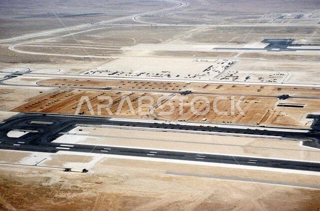 صورة جوية لجزء من قاعدة جوية خلال عملية درع الصحراء. موضوع العملية/السلسلة: درع الصحراء. الدولة: المملكة العربية السعودية. صورة جوية لجزء من قاعدة جوية خلال عملية درع الصحراء. موضوع العملية/السلسلة: درع الصحراء. الدولة: المملكة العربية السعودية.