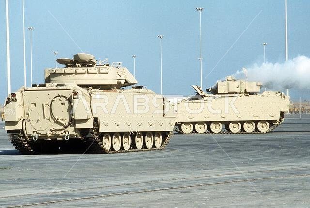 تقف مركبات المشاة القتالية من طراز إم-2إيه2 برادلي في منطقة انتظار قبل تسليمها إلى فرقة الفرسان الأولى خلال عملية درع الصحراء. العملية/السلسلة: درع الصحراء. الدولة: المملكة العربية السعودية.