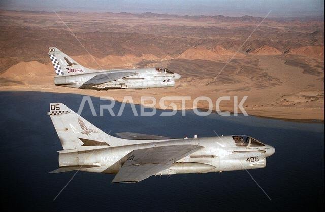 طائرتان من طراز A-7E كورسير تابعتان لسرب الهجوم 72 (VA-72) تقتربان من الساحل السعودي خلال رحلة تدريبية من على متن حاملة الطائرات الأمريكية جون إف. كينيدي (CV-67). تنتشر حاملة الطائرات كينيدي في البحر الأحمر لدعم عملية درع الصحراء. العملية/السلسلة: درع الصحراء، الدولة: البحر الأحمر