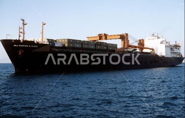 دخلت سفينة شحن المركبات "الرائد ستيفن دبليو بليس" (T-AK-3007) التابعة لسرب سفن التمركز البحري الأول، الميناء خلال عملية درع الصحراء. العملية/السلسلة: درع الصحراء، القاعدة: الجبيل، الدولة: المملكة العربية السعودية. دخلت سفينة شحن المركبات "الرائد ستيفن دبليو بليس" (T-AK-3007) التابعة لسرب سفن التمركز البحري الأول، الميناء خلال عملية درع الصحراء. العملية/السلسلة: درع الصحراء، القاعدة: الجبيل، الدولة: المملكة العربية السعودية.