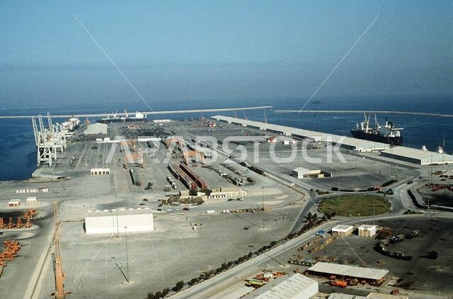 سفن شحن المركبات التابعة لسرب التمركز البحري المسبق الأول تُفرغ حمولتها خلال عملية درع الصحراء. العملية/السلسلة: درع الصحراء، القاعدة: الجبيل، الدولة: المملكة العربية السعودية. سفن شحن المركبات التابعة لسرب التمركز البحري المسبق الأول تُفرغ حمولتها خلال عملية درع الصحراء. العملية/السلسلة: درع الصحراء، القاعدة: الجبيل، الدولة: المملكة العربية السعودية.