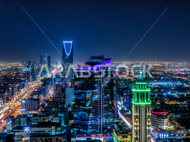 صورة إبداعية من الاعلى لمدينة الرياض في وضع الليل ، الأبراج و ناطحات السحاب ، الفن الهندسي المعماري بالسعودية ، معالم سياحية مشهورة بالرياض في المملكة العربية السعودية ، طرق وشوارع الرياض ، السياحة في السعودية