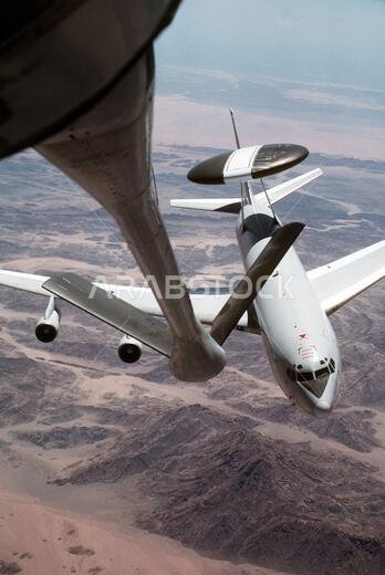 طائرة من طراز E-3 Sentry تابعة للجناح 552 للإنذار والتحكم المحمول جواً تتزود بالوقود من طائرة KC-135 Stratotanker خلال عملية درع الصحراء. العملية/السلسلة: درع الصحراء. الدولة: المملكة العربية السعودية. طائرة من طراز E-3 Sentry تابعة للجناح 552 للإنذار والتحكم المحمول جواً تتزود بالوقود من طائرة KC-135 Stratotanker خلال عملية درع الصحراء. العملية/السلسلة: درع الصحراء. الدولة: المملكة العربية السعودية.