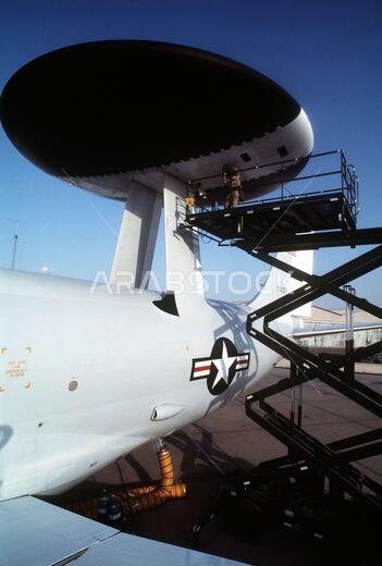 يقوم أحد أفراد الطاقم الأرضي بفحص غطاء الرادار لطائرة من طراز E-3 Sentry تابعة للجناح 552 للإنذار والتحكم المحمول جواً، وذلك أثناء تجهيز الطائرة لمهمة خلال عملية درع الصحراء. العملية/السلسلة: درع الصحراء، الدولة: المملكة العربية السعودية. يقوم أحد أفراد الطاقم الأرضي بفحص غطاء الرادار لطائرة من طراز E-3 Sentry تابعة للجناح 552 للإنذار والتحكم المحمول جواً، وذلك أثناء تجهيز الطائرة لمهمة خلال عملية درع الصحراء. العملية/السلسلة: درع الصحراء، الدولة: المملكة العربية السعودية.