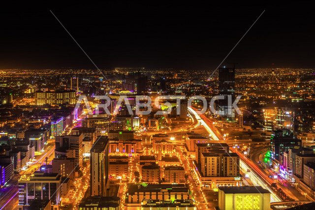 صورة إبداعية من الاعلى لمدينة الرياض في وضع الليل ، الأبراج و ناطحات السحاب ، الفن الهندسي المعماري بالسعودية ، معالم سياحية مشهورة بالرياض في المملكة العربية السعودية ، طرق وشوارع الرياض ، السياحة في السعودية