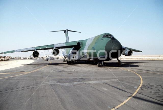 طائرة من طراز C-5A غالاكسي تابعة للجناح الجوي العسكري 433 تقوم بتفريغ شحنة خلال عملية درع الصحراء. العملية/السلسلة: درع الصحراء، القاعدة: الجبيل، الدولة: المملكة العربية السعودية.