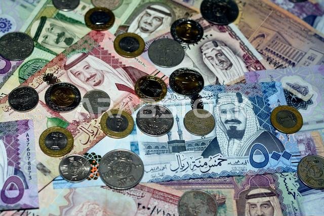 تضم مجموعة العملات الورقية والمعدنية من الريال السعودي، والتي تعود إلى فترات زمنية وقيم مختلفة، صورًا لملوك آل سعود، وهي عملات قديمة.