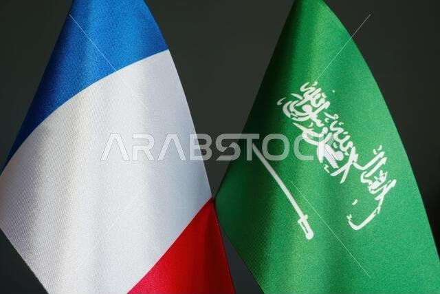 صورة مقربة لأعلام فرنسا والمملكة العربية السعودية.