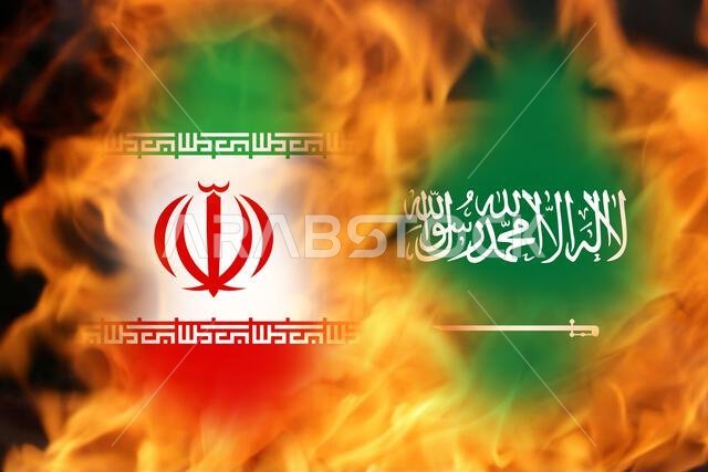 حربٌ مُبهمة بين إيران والسعودية. العلم الوطني لإيران والسعودية. مفهوم الصراع بين السعودية وإيران مع الأعلام.