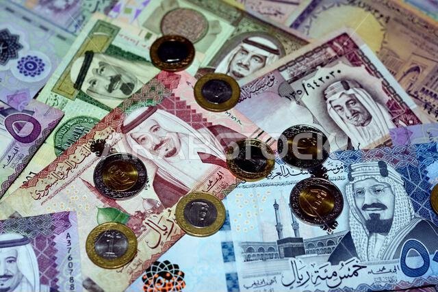 تضم مجموعة العملات الورقية والمعدنية من الريال السعودي، والتي تعود إلى فترات زمنية وقيم مختلفة، صورًا لملوك آل سعود، وهي عملات قديمة. تضم مجموعة العملات الورقية والمعدنية من الريال السعودي، والتي تعود إلى فترات زمنية وقيم مختلفة، صورًا لملوك آل سعود، وهي عملات قديمة.
