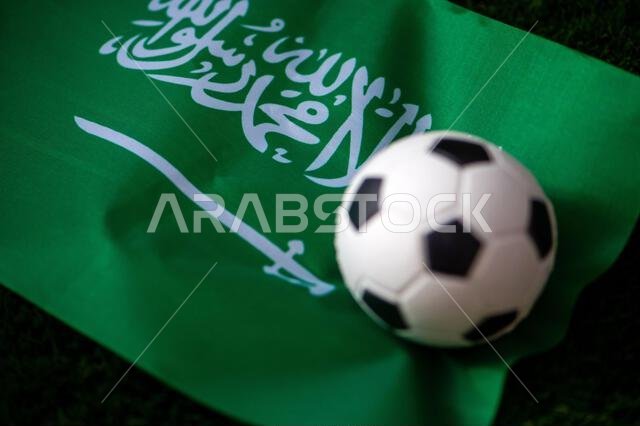 منتخب المملكة العربية السعودية لكرة القدم. العلم الوطني على العشب الأخضر وكرة القدم. خلفية كرة قدم لبطولة كأس العالم 2022. منتخب المملكة العربية السعودية لكرة القدم. العلم الوطني على العشب الأخضر وكرة القدم. خلفية كرة قدم لبطولة كأس العالم 2022.