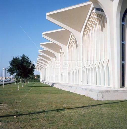 صورة تاريخية من ستينيات القرن العشرين، تُظهر واجهة مبنى مطار الظهران في المملكة العربية السعودية. كان يُعرف في الأصل باسم مطار الظهران عند إنشائه عام ١٩٦١ من قِبل الولايات المتحدة، وكان أول مطار يُبنى في المملكة العربية السعودية، وقد تم استخدامه بشكل مشترك مع القوات الجوية الملكية السعودية، قبل تحويله لاحقًا للاستخدام التجاري. أصبح مطار الظهران الدولي مطارًا مزدحمًا بالركاب، ولكنه ظل مرتبطًا بقاعدة الملك عبد العزيز الجوية التابعة للقوات الجوية الملكية السعودية. وفي عام ١٩٩٩، تم إغلاقه. صورة تاريخية من ستينيات القرن العشرين، تُظهر واجهة مبنى مطار الظهران في المملكة العربية السعودية. كان يُعرف في الأصل باسم مطار الظهران عند إنشائه عام ١٩٦١ من قِبل الولايات المتحدة، وكان أول مطار يُبنى في المملكة العربية السعودية، وقد تم استخدامه بشكل مشترك مع القوات الجوية الملكية السعودية، قبل تحويله لاحقًا للاستخدام التجاري. أصبح مطار الظهران الدولي مطارًا مزدحمًا بالركاب، ولكنه ظل مرتبطًا بقاعدة الملك عبد العزيز الجوية التابعة للقوات الجوية الملكية السعودية. وفي عام ١٩٩٩، تم إغلاقه.