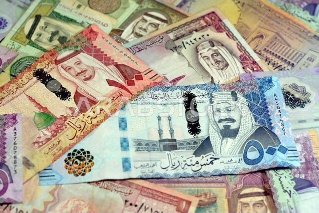 تضم مجموعة العملات الورقية من الريال السعودي، والتي تعود إلى فترات زمنية وقيم مختلفة، صورًا لملوك آل سعود، مع تركيز انتقائي على...