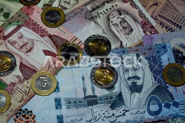 تضم مجموعة العملات الورقية والمعدنية من الريال السعودي، والتي تعود إلى فترات زمنية وقيم مختلفة، صورًا لملوك آل سعود، وهي عملات قديمة. تضم مجموعة العملات الورقية والمعدنية من الريال السعودي، والتي تعود إلى فترات زمنية وقيم مختلفة، صورًا لملوك آل سعود، وهي عملات قديمة.