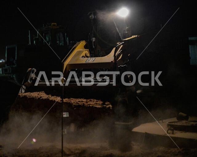 يقوم الجندي تراميل روبنسون، من سلاح الجو الأمريكي، وهو مشغل معدات ثقيلة تابع لسرب ريد هورس الاستكشافي 557، بتشغيل جرافة انزلاقية لردم قناة في قاعدة الأمير سلطان الجوية بالمملكة العربية السعودية، في 29 سبتمبر 2022. وبتوجيه من القيادة المركزية للقوات الجوية الأمريكية، يجب أن تدعم وحدات الإسكان الجديدة المعبأة في حاويات في قاعدة الأمير سلطان الجوية خدمة واي فاي كافية قبل أن يتمكن أفراد الخدمة من الانتقال إليها. وقد مثّل اليوم الأخير من ردم القناة لحظة تاريخية في تاريخ مجموعة المهندسين المدنيين الاس