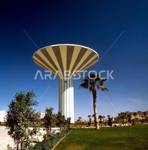 برج الفتاح، الرياض، المملكة العربية السعودية، بُني في سبعينيات القرن العشرين على يد المهندس المعماري سون ليندستروم برج الفتاح، الرياض، المملكة العربية السعودية، بُني في سبعينيات القرن العشرين على يد المهندس المعماري سون ليندستروم