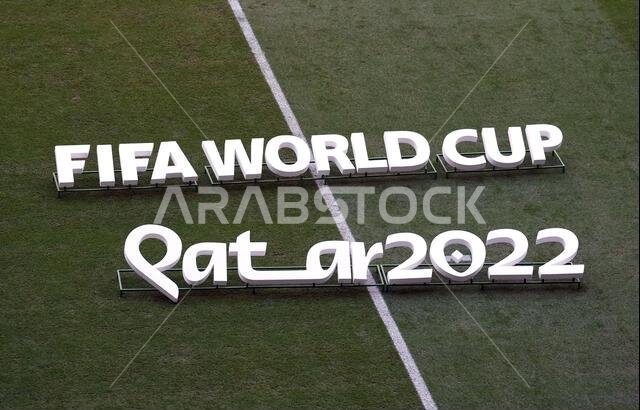 شعار كأس العالم FIFA قطر 2022 على أرض الملعب خلال مباراة المجموعة الثالثة من كأس العالم FIFA على ملعب المدينة التعليمية في الدوحة، قطر. تاريخ الصورة: السبت 26 نوفمبر 2022.